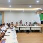 Bupati PALI Asgianto  bersama Kepala Dinas Lingkungan Hidup PALI Aryansyah saat memimpin rapat koordinasi strategis tingkat tinggi bersama jajaran direksi PT Pertamina Hulu Rokan Zona 1 dan Anggota Komisi XII DPR RI di Jakarta. Pertemuan taktis yang berlangsung di tengah riuhnya isu lokal ini berhasil mengeksekusi kerja sama pemanfaatan sumur minyak tidur (idle well) demi mendongkrak PAD Kabupaten PALI hingga ratusan miliar rupiah per tahun. (Foto: Istimewa)