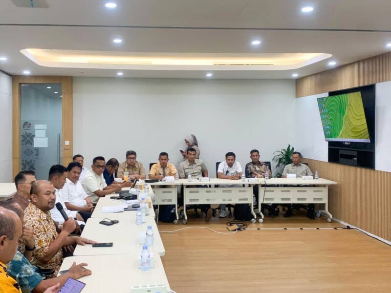 Bupati PALI Asgianto bersama Kepala Dinas Lingkungan Hidup PALI Aryansyah saat memimpin rapat koordinasi strategis tingkat tinggi bersama jajaran direksi PT Pertamina Hulu Rokan Zona 1 dan Anggota Komisi XII DPR RI di Jakarta. Pertemuan taktis yang berlangsung di tengah riuhnya isu lokal ini berhasil mengeksekusi kerja sama pemanfaatan sumur minyak tidur (idle well) demi mendongkrak PAD Kabupaten PALI hingga ratusan miliar rupiah per tahun. (Foto: Istimewa)