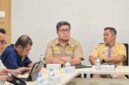 Kepala Dinas LH PALI, Aryansyah, saat menghadiri rapat koordinasi tingkat tinggi bersama jajaran Direksi Pertamina Hulu Rokan Regional 1, Kementerian ESDM, dan SKK Migas guna memfinalisasi draf kontrak dan membedah aspek pengawasan lingkungan hidup terkait pemanfaatan ratusan sumur minyak idle di wilayah Kabupaten PALI. (Foto ilustrasi AI: Dok/tintamerah.co)