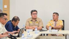 Kepala Dinas LH PALI, Aryansyah, saat menghadiri rapat koordinasi tingkat tinggi bersama jajaran Direksi Pertamina Hulu Rokan Regional 1, Kementerian ESDM, dan SKK Migas guna memfinalisasi draf kontrak dan membedah aspek pengawasan lingkungan hidup terkait pemanfaatan ratusan sumur minyak idle di wilayah Kabupaten PALI. (Foto ilustrasi AI: Dok/tintamerah.co)