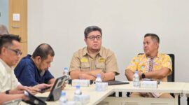 Kepala Dinas LH PALI, Aryansyah, saat menghadiri rapat koordinasi tingkat tinggi bersama jajaran Direksi Pertamina Hulu Rokan Regional 1, Kementerian ESDM, dan SKK Migas guna memfinalisasi draf kontrak dan membedah aspek pengawasan lingkungan hidup terkait pemanfaatan ratusan sumur minyak idle di wilayah Kabupaten PALI. (Foto: Dok/DLH PALI)