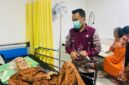 Dengan tatapan penuh empati, Lurah Talang Ubi Timur, Aan Supriadi, SE., MM, mengawal langsung penanganan medis warga lansia yang tengah terbaring sakit di Rumah Sakit Mahkota Kabupaten PALI, Kamis (11/6/2026). Aksi cepat tanggap ini merupakan wujud nyata instruksi Bupati PALI Asgianto, ST, agar seluruh aparatur pemerintah selalu hadir memberikan pelayanan yang humanis, tulus, dan meruntuhkan sekat birokrasi demi masyarakat yang membutuhkan. (Foto: Istimewa)
