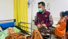 Dengan tatapan penuh empati, Lurah Talang Ubi Timur, Aan Supriadi, SE., MM, mengawal langsung penanganan medis warga lansia yang tengah terbaring sakit di Rumah Sakit Mahkota Kabupaten PALI, Kamis (11/6/2026). Aksi cepat tanggap ini merupakan wujud nyata instruksi Bupati PALI Asgianto, ST, agar seluruh aparatur pemerintah selalu hadir memberikan pelayanan yang humanis, tulus, dan meruntuhkan sekat birokrasi demi masyarakat yang membutuhkan. (Foto: Istimewa)