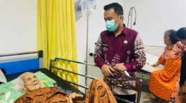 Dengan tatapan penuh empati, Lurah Talang Ubi Timur, Aan Supriadi, SE., MM, mengawal langsung penanganan medis warga lansia yang tengah terbaring sakit di Rumah Sakit Mahkota Kabupaten PALI, Kamis (11/6/2026). Aksi cepat tanggap ini merupakan wujud nyata instruksi Bupati PALI Asgianto, ST, agar seluruh aparatur pemerintah selalu hadir memberikan pelayanan yang humanis, tulus, dan meruntuhkan sekat birokrasi demi masyarakat yang membutuhkan. (Foto: Istimewa)