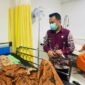 Dengan tatapan penuh empati, Lurah Talang Ubi Timur, Aan Supriadi, SE., MM, mengawal langsung penanganan medis warga lansia yang tengah terbaring sakit di Rumah Sakit Mahkota Kabupaten PALI, Kamis (11/6/2026). Aksi cepat tanggap ini merupakan wujud nyata instruksi Bupati PALI Asgianto, ST, agar seluruh aparatur pemerintah selalu hadir memberikan pelayanan yang humanis, tulus, dan meruntuhkan sekat birokrasi demi masyarakat yang membutuhkan. (Foto: Istimewa)