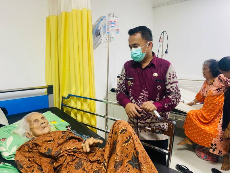 Dengan tatapan penuh empati, Lurah Talang Ubi Timur, Aan Supriadi, SE., MM, mengawal langsung penanganan medis warga lansia yang tengah terbaring sakit di Rumah Sakit Mahkota Kabupaten PALI, Kamis (11/6/2026). Aksi cepat tanggap ini merupakan wujud nyata instruksi Bupati PALI Asgianto, ST, agar seluruh aparatur pemerintah selalu hadir memberikan pelayanan yang humanis, tulus, dan meruntuhkan sekat birokrasi demi masyarakat yang membutuhkan. (Foto: Istimewa)