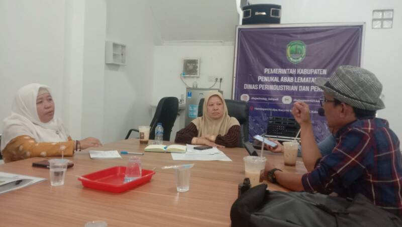 Menjawab tudingan publik dan jeritan warga PALI, Kadisperindag Ida Martini memberikan keterangan terkait polemik tata kelola elpiji 3 kg dalam pertemuan dengan tintamerah.co, Kamis (9/6/2026). (Foto: Dok/Muhammad Randi)
