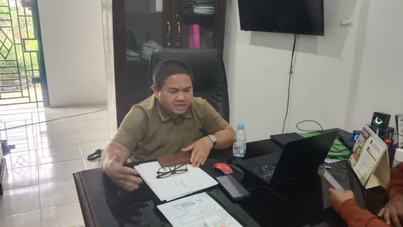 Kadis Ketahanan Pangan PALI, Khairiman, memberikan pemaparan komprehensif terkait program kerja dinas tahun 2026 dalam sesi wawancara eksklusif dengan tintamerah.co di ruang kerjanya, Rabu (17/6/2026). Dalam kesempatan tersebut, Khairiman menekankan pentingnya inovasi teknologi dan kemandirian lokal, termasuk optimalisasi lahan tidur dan pengembangan pasar digital bagi produk pertanian masyarakat. (Foto: Dok/ Anies)