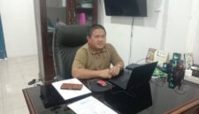 Kepala Dinas Ketahanan Pangan Kabupaten PALI, Khairiman, saat memaparkan program kerja strategis 2026 terkait pengendalian inflasi dan kesiapan cadangan pangan daerah di ruang kerjanya, Rabu (17/6/2026). (Foto: Dok/ Anies)