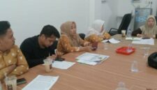 Kepala Disperindag PALI, Ida Martini, gelar pertemuan krusial di kantor dinas, Kamis (9/6/2026), merespons kelangkaan dan mahalnya harga LPG 3 kg yang mencekik rakyat. (Foto: Jery Ardiansyah)