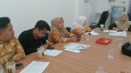 Kepala Disperindag PALI, Ida Martini, gelar pertemuan krusial di kantor dinas, Kamis (9/6/2026), merespons kelangkaan dan mahalnya harga LPG 3 kg yang mencekik rakyat. (Foto: Jery Ardiansyah)