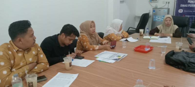 Kepala Disperindag PALI, Ida Martini, gelar pertemuan krusial di kantor dinas, Kamis (9/6/2026), merespons kelangkaan dan mahalnya harga LPG 3 kg yang mencekik rakyat. (Foto: Jery Ardiansyah)