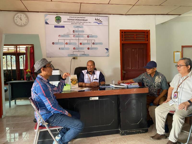 Ketua Forum Komite Sekolah (FKS) Kabupaten PALI, Efran, melakukan audiensi dengan jajaran Dewan Pendidikan Kabupaten PALI guna memperkuat sinergi tata kelola pendidikan yang transparan dan akuntabel. Pertemuan ini dihadiri oleh Ketua Dewan Pendidikan PALI, Haris Munandar, Sekretaris, Aris Mutakin, serta anggota Dewan Pendidikan, Suwondo dan Zainul Abidin. (Foto: Dok/ Alber Irawan)