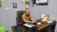 Kadis Sosial Kabupaten PALI, Edy Irwan, S.E., M.Si., saat memaparkan program kerja prioritas, transparansi data, dan strategi pemberdayaan ekonomi masyarakat miskin tahun 2026 di ruang kerjanya, Rabu (17/6/2026). (Foto: Dok/ Muhammad Randi)