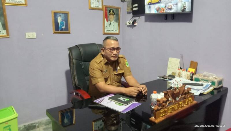 Kadis Sosial Kabupaten PALI, Edy Irwan, S.E., M.Si., saat memaparkan program kerja prioritas, transparansi data, dan strategi pemberdayaan ekonomi masyarakat miskin tahun 2026 di ruang kerjanya, Rabu (17/6/2026). (Foto: Dok/ Muhammad Randi)