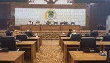 DPRD PALI menggelar rapat di ruang rapat paripurna pada Senin (15/6/2026) untuk menindaklanjuti kelangkaan dan tingginya harga gas elpiji 3 kg. Pimpinan DPRD mendesak Disperindag, Pertamina Patra Niaga, dan agen terkait untuk bertanggung jawab atas temuan investigasi Tintamerah.co mengenai praktik penjualan elpiji ke luar wilayah PALI. (Foto: Dok/tintamerah.co)