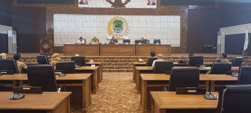 DPRD PALI menggelar rapat di ruang rapat paripurna pada Senin (15/6/2026) untuk menindaklanjuti kelangkaan dan tingginya harga gas elpiji 3 kg. Pimpinan DPRD mendesak Disperindag, Pertamina Patra Niaga, dan agen terkait untuk bertanggung jawab atas temuan investigasi Tintamerah.co mengenai praktik penjualan elpiji ke luar wilayah PALI. (Foto: Dok/tintamerah.co)