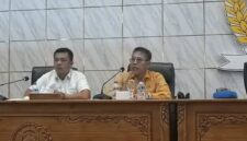 H. Husni Thamrin (Fraksi Hanura) meradang dalam RDP DPRD PALI, Senin (15/6/2026). Ia merasa aneh karena dengan kuota harian 5.129 tabung, gas melon justru langka dan mahal di masyarakat. Ia menuntut Disperindag dan Pertamina bertanggung jawab atas ketidakbecusan distribusi. (Foto: Dok/tintamerah.co)