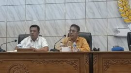 H. Husni Thamrin (Fraksi Hanura) meradang dalam RDP DPRD PALI, Senin (15/6/2026). Ia merasa aneh karena dengan kuota harian 5.129 tabung, gas melon justru langka dan mahal di masyarakat. Ia menuntut Disperindag dan Pertamina bertanggung jawab atas ketidakbecusan distribusi. (Foto: Dok/tintamerah.co)
