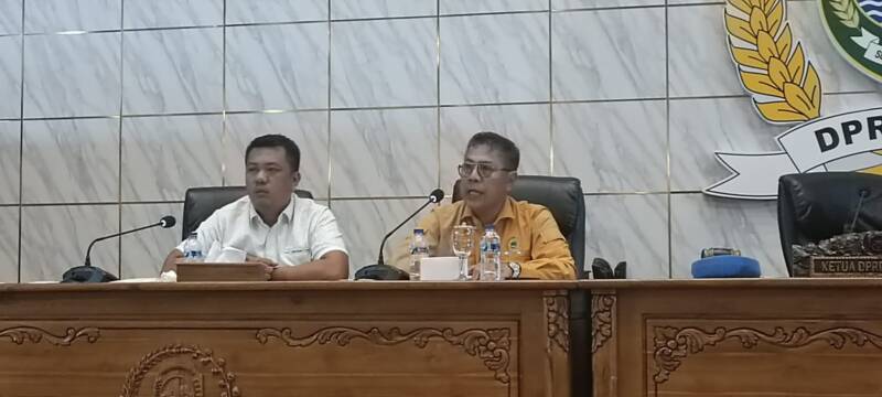 H. Husni Thamrin (Fraksi Hanura) meradang dalam RDP DPRD PALI, Senin (15/6/2026). Ia merasa aneh karena dengan kuota harian 5.129 tabung, gas melon justru langka dan mahal di masyarakat. Ia menuntut Disperindag dan Pertamina bertanggung jawab atas ketidakbecusan distribusi. (Foto: Dok/tintamerah.co)