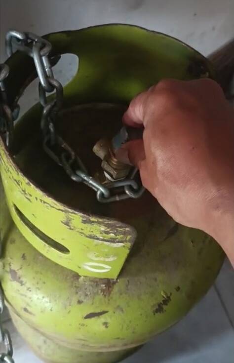 Tim investigasi tintamerah.co menemukan tabung gas elpiji 3 kg dengan segel rusak di wilayah PALI. Dari hasil pengecekan lapangan, segel tabung tersebut sangat mudah dilepas dengan tangan kosong, menguatkan dugaan adanya praktik