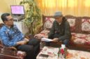 Pemegang mandat FKS Kabupaten PALI, Efran (kanan), saat menyerahkan berkas dan berdiskusi secara mendalam dengan Ketua PGRI Kabupaten PALI sekaligus Kepala SMAN Dua Talang Ubi, Irwansyah (kiri), di ruang kerja kepala sekolah, Rabu (17/6/2026). Pertemuan ini menegaskan komitmen bersama dalam membangun transparansi sekolah dan menyatukan pandangan demi kemajuan mutu pendidikan di Bumi Serepat Serasan. (Foto: Dok/ tintamerah.co)