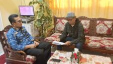 Pemegang mandat FKS Kabupaten PALI, Efran (kanan), saat menyerahkan berkas dan berdiskusi secara mendalam dengan Ketua PGRI Kabupaten PALI sekaligus Kepala SMAN Dua Talang Ubi, Irwansyah (kiri), di ruang kerja kepala sekolah, Rabu (17/6/2026). Pertemuan ini menegaskan komitmen bersama dalam membangun transparansi sekolah dan menyatukan pandangan demi kemajuan mutu pendidikan di Bumi Serepat Serasan. (Foto: Dok/ tintamerah.co)