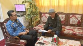 Pemegang mandat FKS Kabupaten PALI, Efran (kanan), saat menyerahkan berkas dan berdiskusi secara mendalam dengan Ketua PGRI Kabupaten PALI sekaligus Kepala SMAN Dua Talang Ubi, Irwansyah (kiri), di ruang kerja kepala sekolah, Rabu (17/6/2026). Pertemuan ini menegaskan komitmen bersama dalam membangun transparansi sekolah dan menyatukan pandangan demi kemajuan mutu pendidikan di Bumi Serepat Serasan. (Foto: Dok/ tintamerah.co)