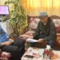 Pemegang mandat FKS Kabupaten PALI, Efran (kanan), saat menyerahkan berkas dan berdiskusi secara mendalam dengan Ketua PGRI Kabupaten PALI sekaligus Kepala SMAN Dua Talang Ubi, Irwansyah (kiri), di ruang kerja kepala sekolah, Rabu (17/6/2026). Pertemuan ini menegaskan komitmen bersama dalam membangun transparansi sekolah dan menyatukan pandangan demi kemajuan mutu pendidikan di Bumi Serepat Serasan. (Foto: Dok/ tintamerah.co)