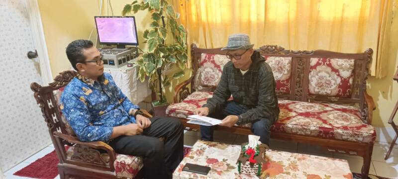 Pemegang mandat FKS Kabupaten PALI, Efran (kanan), saat menyerahkan berkas dan berdiskusi secara mendalam dengan Ketua PGRI Kabupaten PALI sekaligus Kepala SMAN Dua Talang Ubi, Irwansyah (kiri), di ruang kerja kepala sekolah, Rabu (17/6/2026). Pertemuan ini menegaskan komitmen bersama dalam membangun transparansi sekolah dan menyatukan pandangan demi kemajuan mutu pendidikan di Bumi Serepat Serasan. (Foto: Dok/ tintamerah.co)