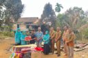 Kepala Dinas Sosial Kabupaten PALI, Edy Irwan, SE, M.Si (ketiga dari kanan), didampingi Camat Talang Ubi, Atmo Maryono, Kades Talang Akar, Sunarto serta jajaran pegawai Dinsos dan unsur TP PKK, menyerahkan secara langsung paket bantuan tanggap darurat kepada warga korban musibah kebakaran di Desa Talang Akar. Bantuan logistik berupa peralatan dapur keluarga, kasur, selimut, serta bahan pangan pokok ini bersumber dari lumbung sosial Kementerian Sosial RI dan Dinsos PALI sebagai wujud respons cepat pemerintah dalam meringankan beban masyarakat yang tertimpa bencana. (Foto: Dok/ Dinsos PALI)