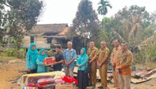 Kepala Dinas Sosial Kabupaten PALI, Edy Irwan, SE, M.Si (ketiga dari kanan), didampingi Camat Talang Ubi, Atmo Maryono, Kades Talang Akar, Sunarto serta jajaran pegawai Dinsos dan unsur TP PKK, menyerahkan secara langsung paket bantuan tanggap darurat kepada warga korban musibah kebakaran di Desa Talang Akar. Bantuan logistik berupa peralatan dapur keluarga, kasur, selimut, serta bahan pangan pokok ini bersumber dari lumbung sosial Kementerian Sosial RI dan Dinsos PALI sebagai wujud respons cepat pemerintah dalam meringankan beban masyarakat yang tertimpa bencana. (Foto: Dok/ Dinsos PALI)