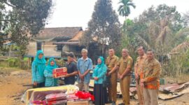 Kepala Dinas Sosial Kabupaten PALI, Edy Irwan, SE, M.Si (ketiga dari kanan), didampingi Camat Talang Ubi, Atmo Maryono, Kades Talang Akar, Sunarto serta jajaran pegawai Dinsos dan unsur TP PKK, menyerahkan secara langsung paket bantuan tanggap darurat kepada warga korban musibah kebakaran di Desa Talang Akar. Bantuan logistik berupa peralatan dapur keluarga, kasur, selimut, serta bahan pangan pokok ini bersumber dari lumbung sosial Kementerian Sosial RI dan Dinsos PALI sebagai wujud respons cepat pemerintah dalam meringankan beban masyarakat yang tertimpa bencana. (Foto: Dok/ Dinsos PALI)