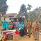 Kepala Dinas Sosial Kabupaten PALI, Edy Irwan, SE, M.Si (ketiga dari kanan), didampingi Camat Talang Ubi, Atmo Maryono, Kades Talang Akar, Sunarto serta jajaran pegawai Dinsos dan unsur TP PKK, menyerahkan secara langsung paket bantuan tanggap darurat kepada warga korban musibah kebakaran di Desa Talang Akar. Bantuan logistik berupa peralatan dapur keluarga, kasur, selimut, serta bahan pangan pokok ini bersumber dari lumbung sosial Kementerian Sosial RI dan Dinsos PALI sebagai wujud respons cepat pemerintah dalam meringankan beban masyarakat yang tertimpa bencana. (Foto: Dok/ Dinsos PALI)