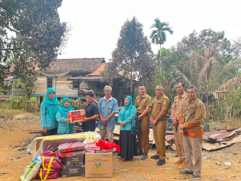 Kepala Dinas Sosial Kabupaten PALI, Edy Irwan, SE, M.Si (ketiga dari kanan), didampingi Camat Talang Ubi, Atmo Maryono, Kades Talang Akar, Sunarto serta jajaran pegawai Dinsos dan unsur TP PKK, menyerahkan secara langsung paket bantuan tanggap darurat kepada warga korban musibah kebakaran di Desa Talang Akar. Bantuan logistik berupa peralatan dapur keluarga, kasur, selimut, serta bahan pangan pokok ini bersumber dari lumbung sosial Kementerian Sosial RI dan Dinsos PALI sebagai wujud respons cepat pemerintah dalam meringankan beban masyarakat yang tertimpa bencana. (Foto: Dok/ Dinsos PALI)