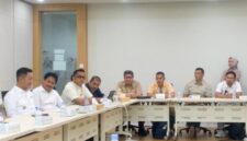 Bupati PALI Asgianto bersama Kepala Dinas Lingkungan Hidup PALI Aryansyah, Direktur Utama PT PAS Mairil Afrianto, beserta jajaran saat menghadiri rapat strategis bersama PT Pertamina Hulu Rokan Regional 1 di Jakarta, Rabu (10/6/2026), guna membahas percepatan tata kelola sumur minyak demi mendongkrak PAD dan menjaga kelestarian lingkungan daerah. (Foto: Dok/DLH PALI)