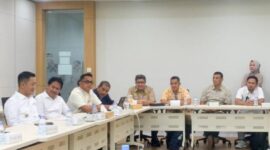 Bupati PALI Asgianto bersama Kepala Dinas Lingkungan Hidup PALI Aryansyah, Direktur Utama PT PAS Mairil Afrianto, beserta jajaran saat menghadiri rapat strategis bersama PT Pertamina Hulu Rokan Regional 1 di Jakarta, Rabu (10/6/2026), guna membahas percepatan tata kelola sumur minyak demi mendongkrak PAD dan menjaga kelestarian lingkungan daerah. (Foto: Dok/DLH PALI)
