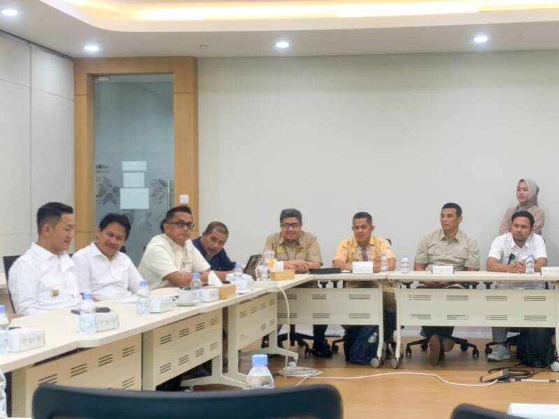 Bupati PALI Asgianto bersama Kepala Dinas Lingkungan Hidup PALI Aryansyah, Direktur Utama PT PAS Mairil Afrianto, beserta jajaran saat menghadiri rapat strategis bersama PT Pertamina Hulu Rokan Regional 1 di Jakarta, Rabu (10/6/2026), guna membahas percepatan tata kelola sumur minyak demi mendongkrak PAD dan menjaga kelestarian lingkungan daerah. (Foto: Dok/DLH PALI)
