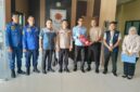Kepala Dinas Damkar Kabupaten PALI, Rizal Pahlefi, AP., M.Si, didampingi Kabid Pemadam, Penyelamatan dan Sarana Prasarana, Suyadi, beserta jajaran menyerahkan bantuan Alat Pemadam Api Ringan (APAR) berstandar industri kepada pihak Polres PALI, Kamis (18/6/2026). Penyaluran ini merupakan bagian dari upaya masif Pemkab PALI dalam memperkuat sistem proteksi dini terhadap potensi ancaman kebakaran di instansi vertikal dan fasilitas publik (Foto: Dok/ Damkar PALI)