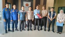 Kepala Dinas Damkar Kabupaten PALI, Rizal Pahlefi, AP., M.Si, didampingi Kabid Pemadam, Penyelamatan dan Sarana Prasarana, Suyadi, beserta jajaran menyerahkan bantuan Alat Pemadam Api Ringan (APAR) berstandar industri kepada pihak Polres PALI, Kamis (18/6/2026). Penyaluran ini merupakan bagian dari upaya masif Pemkab PALI dalam memperkuat sistem proteksi dini terhadap potensi ancaman kebakaran di instansi vertikal dan fasilitas publik (Foto: Dok/ Damkar PALI)