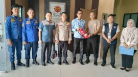 Kepala Dinas Damkar Kabupaten PALI, Rizal Pahlefi, AP., M.Si, didampingi Kabid Pemadam, Penyelamatan dan Sarana Prasarana, Suyadi, beserta jajaran menyerahkan bantuan Alat Pemadam Api Ringan (APAR) berstandar industri kepada pihak Polres PALI, Kamis (18/6/2026). Penyaluran ini merupakan bagian dari upaya masif Pemkab PALI dalam memperkuat sistem proteksi dini terhadap potensi ancaman kebakaran di instansi vertikal dan fasilitas publik (Foto: Dok/ Damkar PALI)