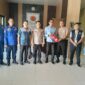 Kepala Dinas Damkar Kabupaten PALI, Rizal Pahlefi, AP., M.Si, didampingi Kabid Pemadam, Penyelamatan dan Sarana Prasarana, Suyadi, beserta jajaran menyerahkan bantuan Alat Pemadam Api Ringan (APAR) berstandar industri kepada pihak Polres PALI, Kamis (18/6/2026). Penyaluran ini merupakan bagian dari upaya masif Pemkab PALI dalam memperkuat sistem proteksi dini terhadap potensi ancaman kebakaran di instansi vertikal dan fasilitas publik (Foto: Dok/ Damkar PALI)