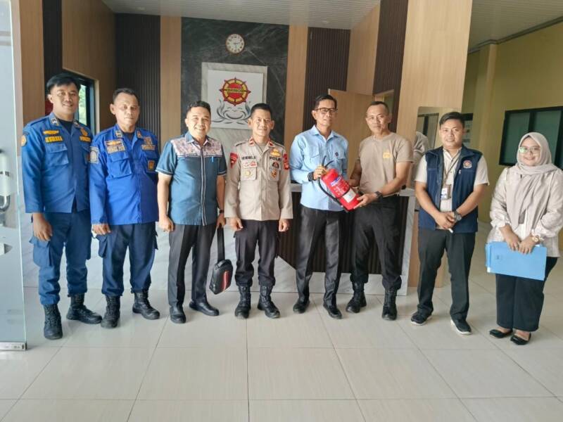 Kepala Dinas Damkar Kabupaten PALI, Rizal Pahlefi, AP., M.Si, didampingi Kabid Pemadam, Penyelamatan dan Sarana Prasarana, Suyadi, beserta jajaran menyerahkan bantuan Alat Pemadam Api Ringan (APAR) berstandar industri kepada pihak Polres PALI, Kamis (18/6/2026). Penyaluran ini merupakan bagian dari upaya masif Pemkab PALI dalam memperkuat sistem proteksi dini terhadap potensi ancaman kebakaran di instansi vertikal dan fasilitas publik (Foto: Dok/ Damkar PALI)
