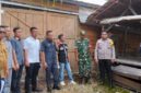 Tim gabungan dari Komisi III DPRD PALI, Inspektorat, Dinas Pertanian, TNI, dan Polri melakukan sidak di gudang Kelompok Tani Tempirai Bersatu, Senin (4/5/2026). Langkah ini diambil guna memverifikasi tata kelola pupuk serta alsintan bantuan Program Cetak Sawah Rakyat menyusul adanya laporan masyarakat terkait potensi penyalahgunaan aset pemerintah tersebut. (Foto: Dok/LIDIK PALI)