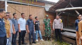 Tim gabungan dari Komisi III DPRD PALI, Inspektorat, Dinas Pertanian, TNI, dan Polri melakukan sidak di gudang Kelompok Tani Tempirai Bersatu, Senin (4/5/2026). Langkah ini diambil guna memverifikasi tata kelola pupuk serta alsintan bantuan Program Cetak Sawah Rakyat menyusul adanya laporan masyarakat terkait potensi penyalahgunaan aset pemerintah tersebut. (Foto: Dok/LIDIK PALI)