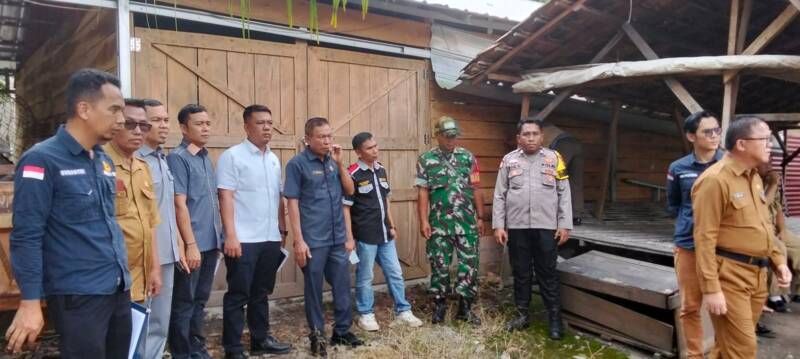 Tim gabungan dari Komisi III DPRD PALI, Inspektorat, Dinas Pertanian, TNI, dan Polri melakukan sidak di gudang Kelompok Tani Tempirai Bersatu, Senin (4/5/2026). Langkah ini diambil guna memverifikasi tata kelola pupuk serta alsintan bantuan Program Cetak Sawah Rakyat menyusul adanya laporan masyarakat terkait potensi penyalahgunaan aset pemerintah tersebut. (Foto: Dok/LIDIK PALI)