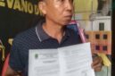 Suparin menunjukkan Surat Keterangan Tanah (SKT) miliknya yang telah diproses oleh Pemerintah Desa Tempirai di kediamannya, Sabtu (20/6/2026). Proses penerbitan ini menjadi titik balik perjuangan panjang Suparin dalam mempertahankan hak atas tanahnya dari dugaan sengketa di Desa Tempirai. (Foto: Dok/Istimewah)