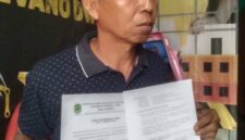 Suparin menunjukkan Surat Keterangan Tanah (SKT) miliknya yang telah diproses oleh Pemerintah Desa Tempirai di kediamannya, Sabtu (20/6/2026). Proses penerbitan ini menjadi titik balik perjuangan panjang Suparin dalam mempertahankan hak atas tanahnya dari dugaan sengketa di Desa Tempirai. (Foto: Dok/Istimewah)