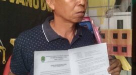 Suparin menunjukkan Surat Keterangan Tanah (SKT) miliknya yang telah diproses oleh Pemerintah Desa Tempirai di kediamannya, Sabtu (20/6/2026). Proses penerbitan ini menjadi titik balik perjuangan panjang Suparin dalam mempertahankan hak atas tanahnya dari dugaan sengketa di Desa Tempirai. (Foto: Dok/Istimewah)