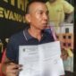 Suparin menunjukkan Surat Keterangan Tanah (SKT) miliknya yang telah diproses oleh Pemerintah Desa Tempirai di kediamannya, Sabtu (20/6/2026). Proses penerbitan ini menjadi titik balik perjuangan panjang Suparin dalam mempertahankan hak atas tanahnya dari dugaan sengketa di Desa Tempirai. (Foto: Dok/Istimewah)